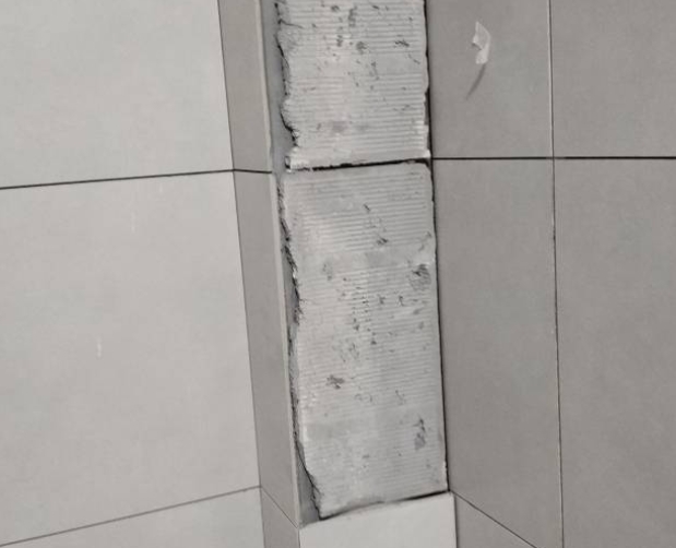 衡东瓷砖空鼓维修公司分享下瓷砖施工前基层浇水润湿程度不足，可能导致以下问题