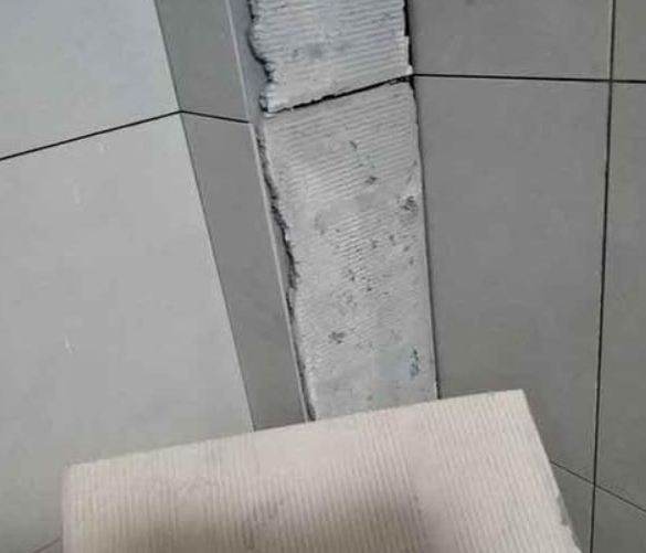 衡东瓷砖空鼓维修公司分享下厨房瓷砖脱落的补救措施。